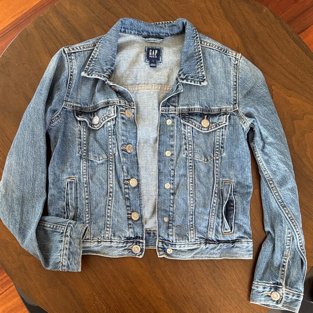 GAP Medium Wash Denim Jacket in Light Blue